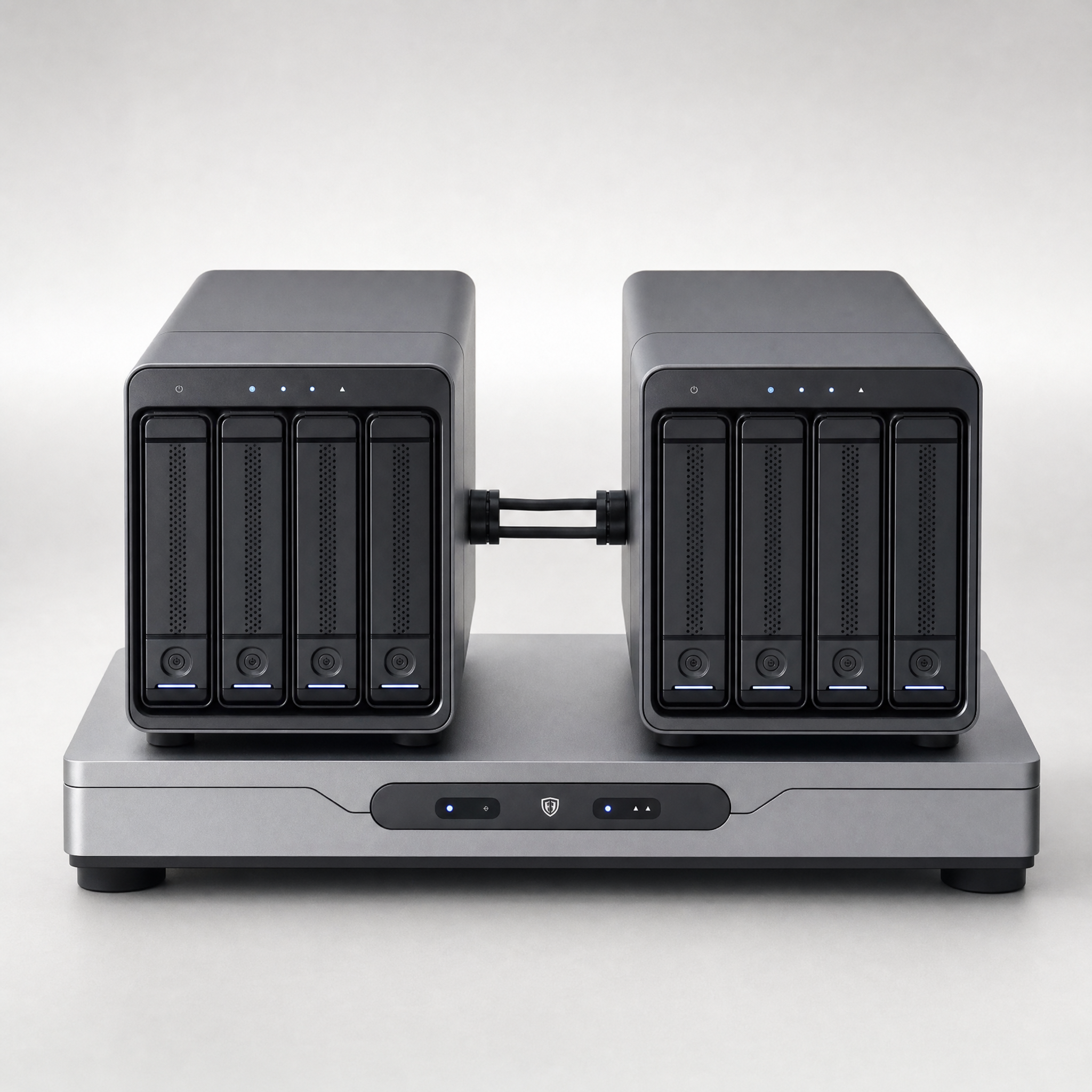 Två sammankopplade lagringsenheter som symboliserar säker backup och återställning.